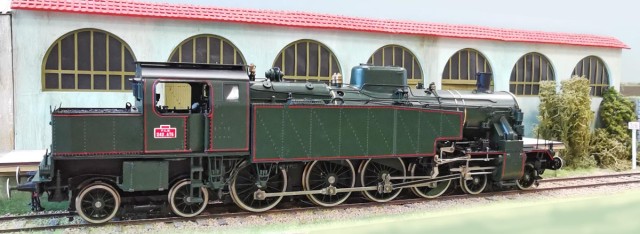 La 242 AT 6 (FULGUREX)<br /><br />Série des 242 AT 1 à 120 de type Northern, construites pour la Compagnie du chemin de fer Paris-Lyon-Méditerranée de 1926 à 1929 par les Société Française de Constructions Mécaniques située à Denain,  Batignolles-Châtillon à Nantes et Schneider au Creusot.<br /><br />Elles font partie d'une série de machines de type 242 T conçues pour pallier le manque de puissance et d'accélération de série anciennes sur les trains de banlieue.<br /><br />Ces machines disposaient d'un moteur compound à quatre cylindres et la distribution était du type « Walschaerts ». Le foyer était de type « Belpaire » et l'échappement un trèfle à 3 jets du type « PLM ».<br /><br />D'emblée les premières machines sont affectées au dépôt de Paris-Charolais pour remplacer les 232 AT et 232 BT en faisant montre d'excellentes qualités. Par la suite des livraisons, les machines connurent les dépôts de : Villeneuve-Saint-Georges, Nice, Laroche-Migennes, Montargis, Marseille-Blancarde et Carnoules.