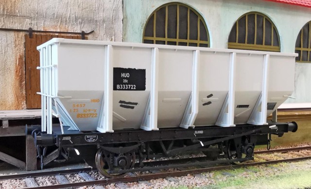 atrick nous présente ce wagon de marque Accurascale.  C'est un wagon trémie de 24,5  tonnes, période British Railways, années 70.<br />Il est suspendu, les essieux tournent dans des paliers en laiton et les tampons sont à ressort. Il vous coûte 50 Livres Sterling (£) soient 60 euros.