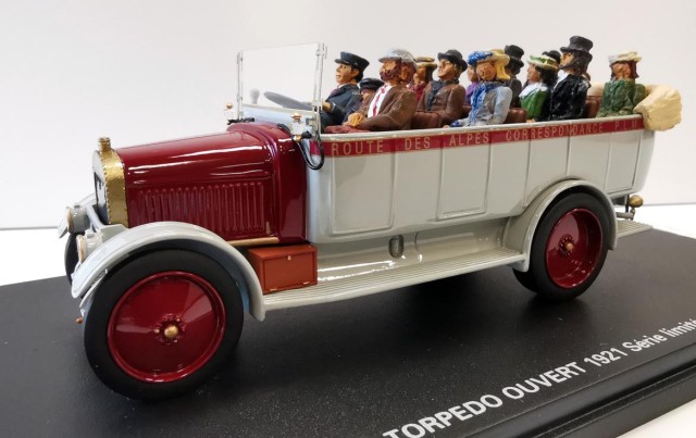 Berliet 1 CB (PERFLEX, modèle résine tout monté. Conducteur OMEN, passagers sans jambes AIDEN CAMPBELL).<br /><br />Autocar construit par Berliet à partir de 1911. Il s’est illustré notamment en étant utilisé pour la liaison PLM de la route des Grandes Alpes.<br /><br />41 véhicules seront achetés en 1911.<br /><br />Il était entièrement décapotable et transportait 12 à 15 personnes. Son moteur à quatre cylindres de marque Berliet développait 22 cv et avait une cylindrée de 5,3 litres (110x140). Il était pourvu d’un refroidissement à eau, d’un embrayage disques de bronze et d’acier, et d’une boîte quatre vitesses.<br /><br />Sa vitesse de croisière était de 25 km/h en plaine et de 15 km/h dans les cols. Il pouvait atteindre la vitesse maxi de 45 km/h.