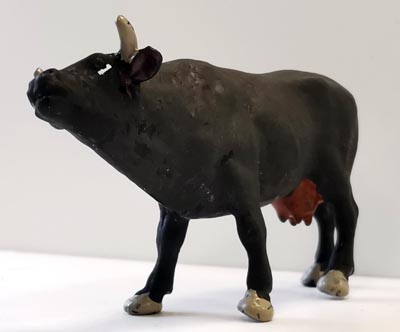 Appartenant à Ludovic mais achetées et peintes par Pierre. Voici ce qu'il nous en écrit :<br /><br />vache « made in China » achetée sur un célèbre site d’enchères pour une quinzaine d’euros les 12 vaches dans trois attitudes différentes. <br /><br />Elles ont sensiblement les mêmes positions que les vaches PREISER, longtemps indisponibles, et sont réalisées dans un plastique un peu mou. <br /><br />Elles sont livrées noires et blanches, mais je les ai repeintes selon la robe qu’arboraient les vaches picardes jusqu’à la guerre de 39/45… (noires avec une tache blanche sur le front). La source utilisée pour l’illustration est une planche pédagogique éditée par la maison DEYROLLE, il y a fort, fort longtemps !