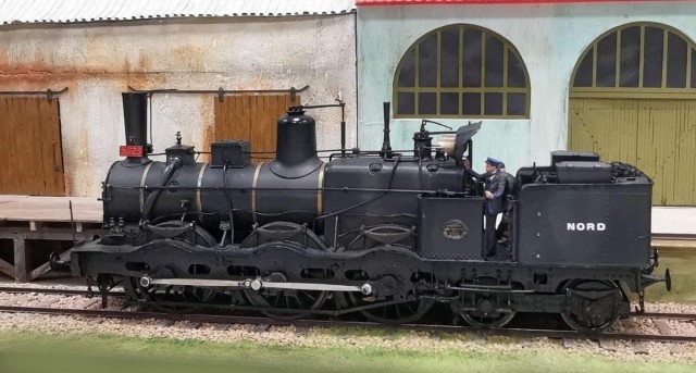 La mise en peinture a présenté un dilemme : est-ce qu’une Courte-Queue avait une livrée verte comme l’Outrance ou noire comme une machine de train de marchandises ? J’ai opté pour la deuxième solution et ai patiné à l’aérographe l’ensemble. Les lettrages sont en vinyle découpés avec un plotter Silhouette. Les personnages sont des productions personnelles.