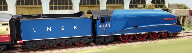 Les premiers éléments de la série ont été mis en service en 1935, par la Compagnie LNER dont la ligne principale relie London Kings Cross à Edimburgh-Waverley.<br /><br />La 4489 fut mise en service le 4 mai 1937 sous le nom de WOODCOCK, avant de porter celui de Dominion of Canada dès juin de la même année.<br /><br />Elle resta en service jusqu’au 29 mai 1965 (j’avais 9 jours ! - Je ne l’ai donc pas connue !) mais est préservée depuis !