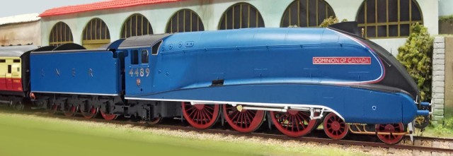De la part de Pierre Miguel. Hattons, célèbre détaillant d’Outre-Manche a proposé une série de locomotives de type A4 dans de nombreuses livrées. Parmi celles-ci, j’ai acquis la 4489.<br /><br />Cette Pacific de type 4-6-2 (en Grande-Bretagne, on compte les roues quand en France on pense qu’un essieu comporte deux roues, aussi on peut simplifier en comptant seulement les essieux ! Ils sont fous ces bretons (citation d’Obélix dans Astérix chez les Bretons !).