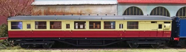 Informations de Patrick Smagghe. La voiture fait partie d'un ensemble de trois produites par Hattons en diverses livrées. C'est la série des voitures Gresley qui ont circulé sur le LNER. Précisément ici une Gresley Teak diagramme 115 avec un compartiment freinage. C'est une configuration de fin de carrière. La présence d'un couloir implique des compartiments, en principe de troisième classe.