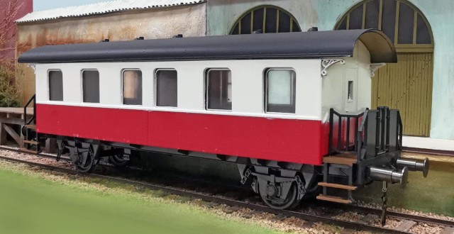 Renseignements de Ludovic Monfet. Voiture Rivarossi rachetée à notre ami "Pélican". Modifiée avec des attelages et des tampons de la Boutique du Cercle.<br /><br />La mise en peinture est faite à la bombe pour le rouge et le crème de la caisse, et pour la toiture en noir mat. Elle sera attelée au FNC imprimé en 3D (voir les reportages des réunions précédentes).