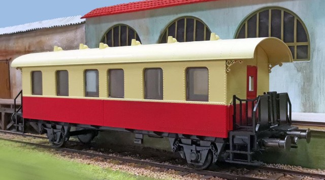 Michel Lamy a rédigé quelques mots. Voiture voyageurs à essieux "Boîte à tonnerre" de chez Rivarossi  transformée avec traverses de tamponnement issues de la Boutique du Cercle, repeinte en livrée remorque d'autorail et équipée d'attelages magnétiques (gros plan ci-dessous).