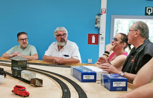Après la partie "informations" menée par Patrick, les participants se regroupent au bord du réseau, et aussi au milieu, près de la zone de pilotage où Eddy va montrer comment commander les trains.