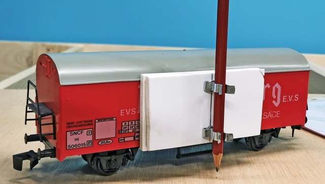 MSA. Ce wagon Lima a été transformé en outil de traçage du gabarit de libre passage des quais en courbe. L'utilisation d'un couvert permet une fixation simple du système de traçage.