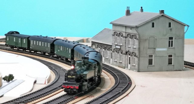 La locomotive série 93 de la SNCB est encore une locomotive "armistice" (origine allemande BR91). Modèle de marque Hübner. Elle tracte une rame de voitures et son fourgon, tous type "boîte à tonnerre" de Lenz et qui ont reçu la livrée SNCB. Les modèles sont conformes aux anciens prototypes SNCB. Les modifications sont basées sur la documentation.