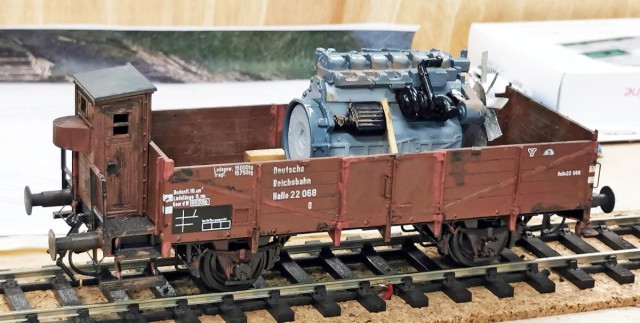 Tombereau de marque O Scale Modele, patiné, et chargé d'un grand moteur.