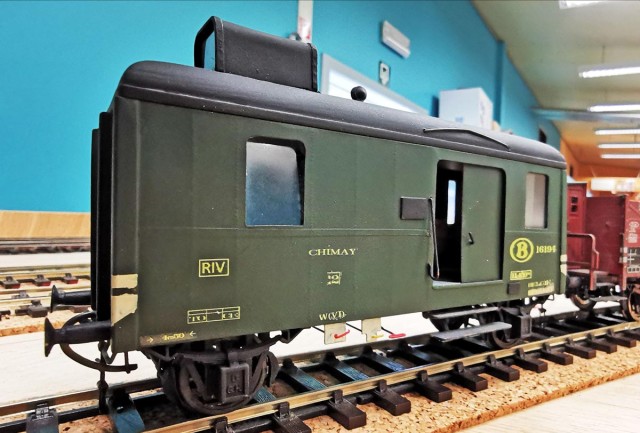 Fourgon SNCB de marque DJH avec un périscope qui permet au chef de train de voir la position des signaux.