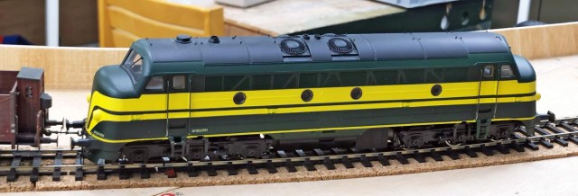 Locomotive diesel CC de la série 202 de la SNCB, basée sur une NOHAB de la marque Heljan. Modifications personnelles des phares, du réservoir à gasoil, du coffre à batteries, et de la livrée "sortie d'usine".