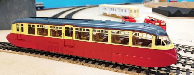 Matériel apporté par Patrick : en 1933 le Great Western Railway a conçu une série d'autorails diesel qui ont circulé jusqu'en 1960. L'originalité fut une carrosserie s'inspirant de "Art Déco". Connu sous le nom de Flying Banana cet autorail avait des formes rondes. Conçu comme autorail simple, il n'a pas été pourvu d'attelage.