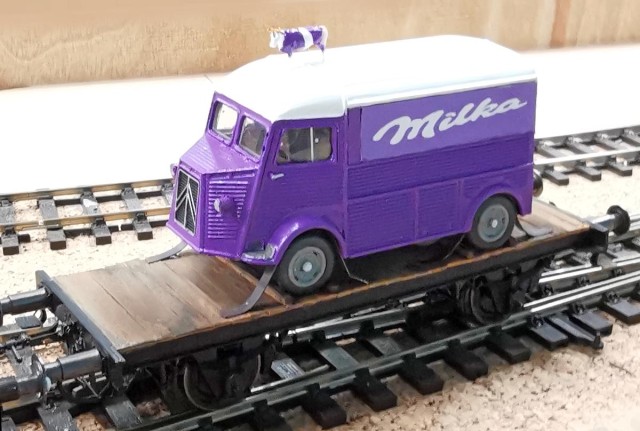 Sur la même base OSM que les 2 autres porte-auto, le véhicule chargé est un Citroën H complètement démonté et modifié. Peint ensuite avec la même bombe de peinture que la citerne « Milka ». Une petite vache a été fixée sur le toit du camion. Les logos sont les mêmes que ceux qui seront posés sur la citerne Milka. Ce modèle a participé au concours de modèles  de «  Fédérail » en 2022 aux HERBIERS.