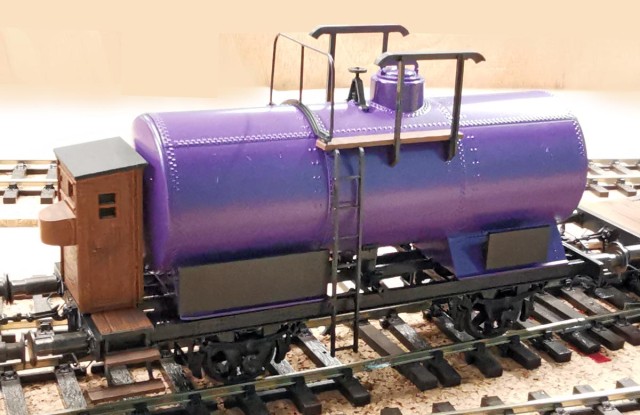 Toujours la citerne OSM. La couleur (la peinture violette en bombe a été trouvée chez Action) nous indique que c'est Milka qui a commandé ce wagon  auquel manquent encore les inscriptions et la déco de la citerne qui vont être imprimés prochainement avec le logo des années 60.