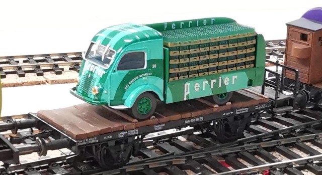 Manifestement un intrus dans cette rame ! En fait le châssis a subi les mêmes travaux que celui du plat "Meunier". Il supportera le véhicule définitif (camion décoré Banania).