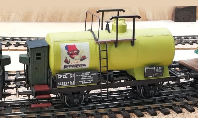 Toujours sur la base OSM, c'est une décoration Banania cette fois-ci ! Les logos Banania sont imprimés sur papier pour pouvoir donner un effet vieillissant aux plaques publicitaires.