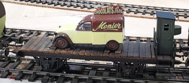 Châssis O Scale Modele récupéré dans un lot de wagons, le plancher est fait maison (profilés en bois teintés au brou de noix). La voiture a été achetée en brocante une poignet d'€...