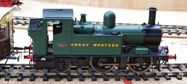Gros plan sur l'engin moteur. La machine et l'autocoach sont de fabrication Dapol.