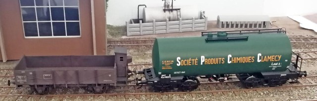 Le tombereau OSM (O Scale Model) francisé, acheté d'occasion sur le forum du Cercle et le séduisant wagon citerne à bogies de 63 m3 "Clamecy" de Chrezo/Snellenkamp ont été apportés par André Laurent.
