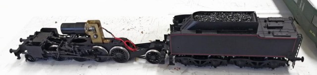 Francis Dupire nous dévoile ce kit de 141 P Benoit Semblat. L'ensemble des sets perçus a été monté, reste à recevoir 2 sets qui correspondent à toute la superstructure de la machine, le tender étant complet. Aux dernières nouvelles, ils devraient être livrés fin mars 2024. Le châssis de la machine est remarquablement étudié, superdétaillé avec tout le mécanisme intérieur reproduit. Une fois terminé, ce modèle sera vraiment une réussite, un beau savoir faire de nos artisans d'art français.