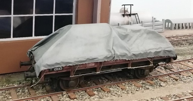 Autre wagon plat apporté par Jean-Pierre.<br /><br />- Wagon plat de marque inconnue, en plastique.<br /><br />- Bâche réalisée en film plastique et fixée sur une forme en polystyrène.<br /><br />- Patine.