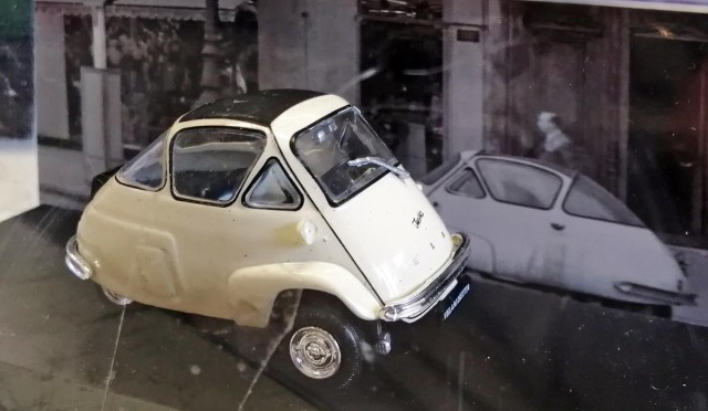 Une petite Isetta, première voiture d'une collection Altaya sur les micro-voitures, posée dans sa boîte "cristal" par André.