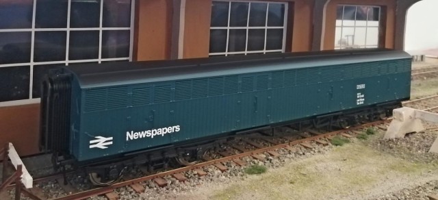 Syphon G : wagon transport de voitures modifié par la BR pour le service de transport des journaux. Une nouveauté Minerva. Matériel de Patrick Smagghe.