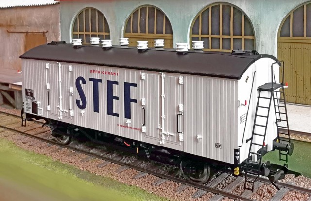 Michel Vanlaeris avait apporté un wagon STEF mais la photo au travers de la boîte et de sa "vitre" avec reflet ne permettait pas de juger. Ici donc, le même matériel mais pris en photo sur le présentoir habituel. Les wagons réfrigérants Standards de RAIL 43 sont en cours de distribution sous 8 variantes. Un sachet de détaillage joint permet d'aller plus loin et une notice abondamment illustrée à télécharger nous explique ce qu'il faut faire pour chaque variante. Modèles magnifiques à prix abordable (lors de la souscription).