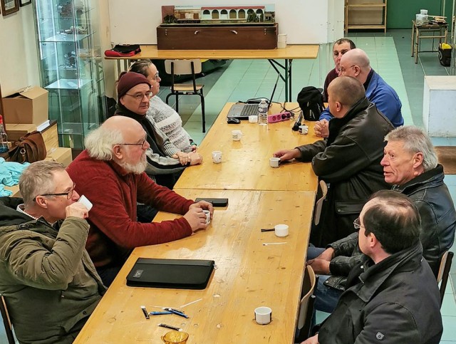 Le chauffage est un peu défaillant, mais les vestes vont tomber. La "bande" à André n'est pas encore arrivée. La café offert par Patrick est bien apprécié, comme chaque fois. Sandra devra bientôt relancer la cafetière pour un deuxième service ! La réunion va débuter, les matériels ne sont pas encore sortis des sacs et des boîtes.