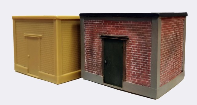 Apport de Ludovic Monfet : c'est un moulage résine de chez LDP (ex produit GPP). Le modèle brut d'origine et le modèle peint (peinture utilisée : Pebeo déco).<br /><br />Le bâtiment trouvera sa place sur les nouveaux modules en zéro du RMC59.