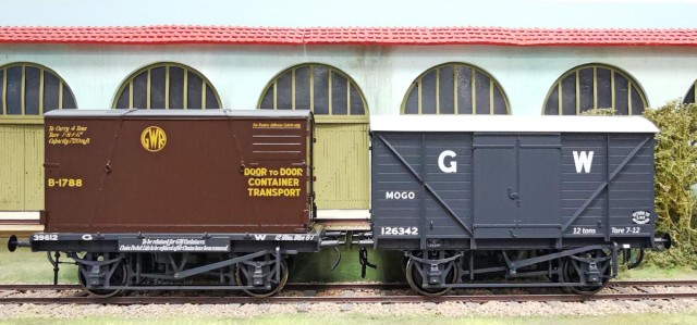 Fabrice Hecquet nous montre, à gauche, un conflat (plat) du GWR, pour le transport de container. Modèle DAPOL réf. 7F-068-001. à droite et ci-dessous, c’est un wagon couvert du type Mogo, du Great Western Railway, pour le transport d’automobiles. Les automobiles étaient chargées par les portes situées aux extrémités des fourgons. Le modèle est un DAPOL réf. 7F-068-001.