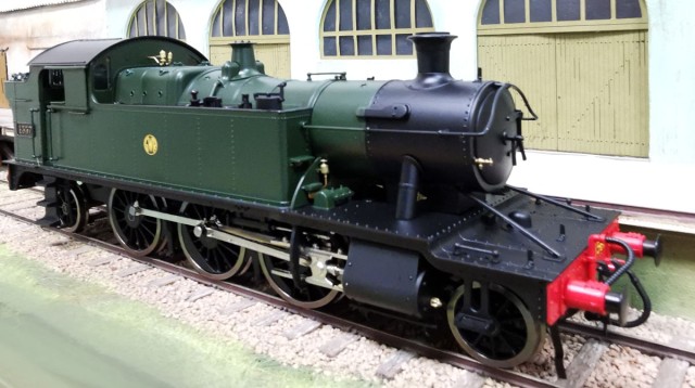 Cette locomotive appartient aussi à Fabrice. C'est une classe 4500 (GWR) ou Small Prairie, une classe de locos du type 2-6-2 T. Elles ont été conçues comme de petites locomotives à trafic mixte, principalement utilisées sur les lignes secondaires. Le modèle orignal fut construit en 1924 à Swindow lot 226 (20 locos). Le modèle réduit est de LIONHERAT TRAINS (Dapol) réf. LHT-S-4503. Celle-ci porte le shirtbutton (logo dans le cercle) et le n°4557.