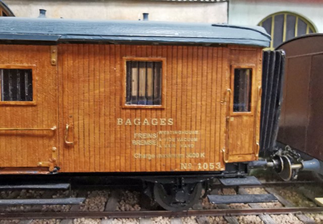 Ci-dessus et les deux ci-dessous : fourgons CIWL en teck n° 1053 et 1051, série 1050 à 1053 construits en 1894 par Dyle &amp; Bacalan à Louvain.<br /><br />construction intégrale en bois par Philip MORGAN. Collection Pierre Miguel.