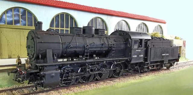 Philippe TOURON a présenté une 040 Lenz commandée chez un artisan en version Nord. La première réalisée dont l’artisan m’a envoyé une photo par mail était <br /><br />en version SNCF région 2… mais pas NORD ancienne compagnie. Je le lui explique et 6 mois plus tard, je reçois une version… SNCF région 2 !<br /><br />Je lui ai répondu qu’elle était magnifique et ai commandé quelques pièces chez Kit-Zéro, sorti mes outils préférés, consulté toutes documentations (merci à Patrick SMAGGHE) et retroussé les manches afin de réaliser la version qui me convenait, pas si compliqué que cela avec un peu de patience