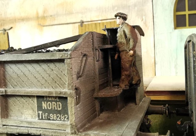 Le personnage est réalisé en ajoutant de la matière à une structure bon marché fort malingre !