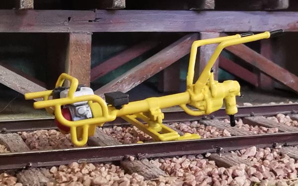 Jean-Philippe montre aussi Tirefonneuse SNCF de FG3D. Version couleur jaune, échelle 1/43.5  Vendue avec un support de travail pour la voie et un support de transport dans un wagonnet plat.