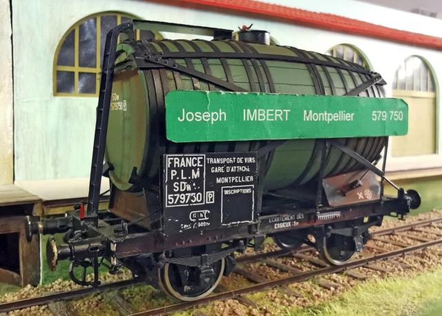 Mono-foudre Joseph IMBERT (Montpellier) SDw579750 P kit JCR (monteur inconnu), trouvé dans les petites annonces du Forum du Zéro. La plupart des wagons foudres étaient gris (80%), une faible proportion était bordeaux ou verte.