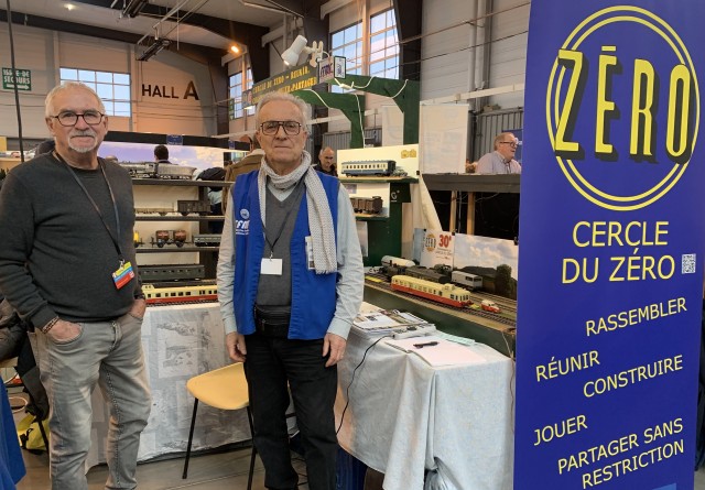Jean-Louis et Bruno devant le stand du Cercle