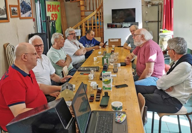 La réunion est débutée, mais les premières minutes sont utilisées pour se souhaiter le bonjour, commencer à sortir son matériel, et partager le café convivial indispensable (c'est le Nord !).<br />Nous ne serons que 9, mais la journée étant devenue "électorale" cela a rendu certains déplacements difficiles. La journée a cependant été très animée !<br />Beaucoup de matériel apporté.<br />Les photos ci après sont présentées dans l'ordre du travail de traitement. Souvent c'est le type de matériel qui est le guide, mais cette fois il était plus simple de conserver l'ordre des dossiers de l'ordinateur !