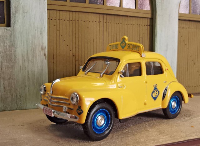 C'est André Laurent qui commence notre présentation. Modèle réduit (Eligor) de la Renault 4 CV en livrée Touring Secours (Belgique) destinée dès 1960 aux patrouilleurs TS. Elle sera remplacée en 2007 par la Renault 4L (modèle distribué par Hachette). Trouvé sur une bourse d'échange.