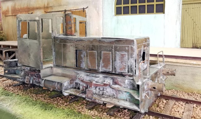Locotracteur en kit DJFR Y 2400, acheté en avril 2024, monté et soudé laborieusement déclare Pélican. Le kit est bien, la notice aussi, mais le monteur est un débutant du travail du métal. Il manque la motorisation (en cours) et les finitions de la cabine (toiture, intérieur, vitrages) + quelques détails ... avant de passer à la peinture.