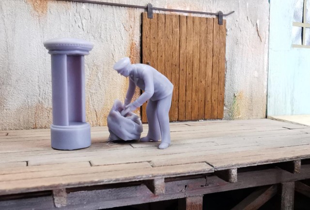 Postier britannique, figurine imprimée en résine par Model kit Shop. Boîte aux lettres (il manque ici sa porte), sac à courrier et personnage seront peints et  présentés sur un module anglais lors de Quai Zéro !