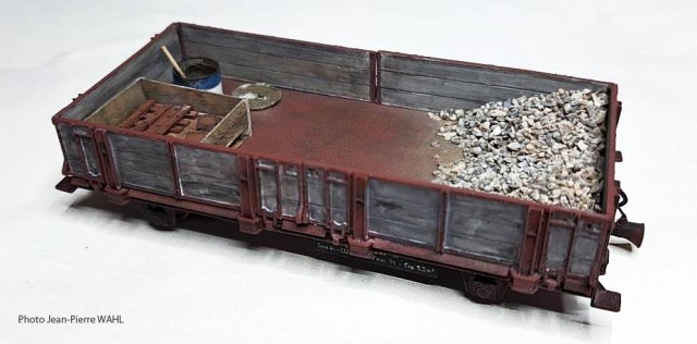 Le fût de graisse est fabriqué en papier alu et la graisse en polystyrène ! La caisse-palette est en bois, les éclisses en carte plastique, les tirefonds et les selles proviennent de chez Decapod. La peinture et la patine des chargements sont réalisés en acryliques VALEJO + terres à décor.