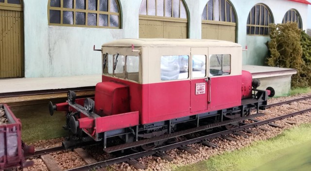 Les lorrys du même fabricant. Aussi patinés avec des peintures Humbrol + terres à décor + vernis mat de marque VMS.