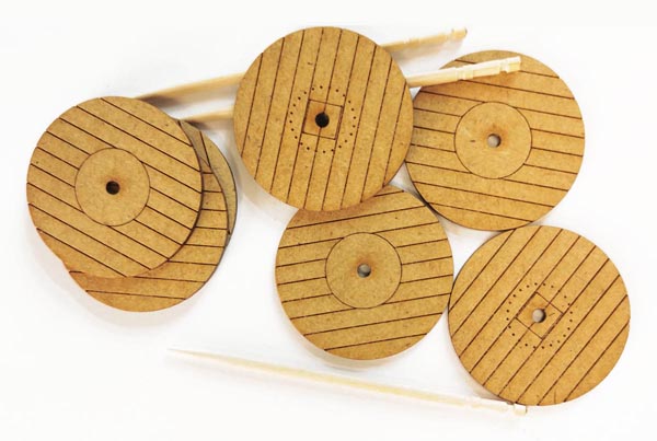 Nous poursuivons avec les acquisitions de Ludovic MONFET.<br /><br />Les 3 photos (ci-dessus et ci-dessous à gauche) de bois en gravure et découpe laser sont des tourets pour câbles en kit proposés par Aubertrain.<br /><br />Ils sont vendus 20 € le lot de 6 tourets.