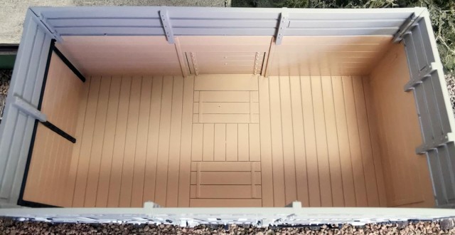 Ces modèles de wagons à 7 planches avec rehausse de Lionheart sont très détaillés les photos montrent ce détaillage poussé.<br /><br />Les principaux détails :<br /><br />Ouverture des portes latérales<br /><br />·         Tampons à ressort en métal<br /><br />·         Rehausse amovible<br /><br />·         Roues métalliques profilées<br /><br />·         Détail du châssis moulé sous pression <br /><br />Ils ont été acquis lors d’une promotion chez Rails of Sheffield.