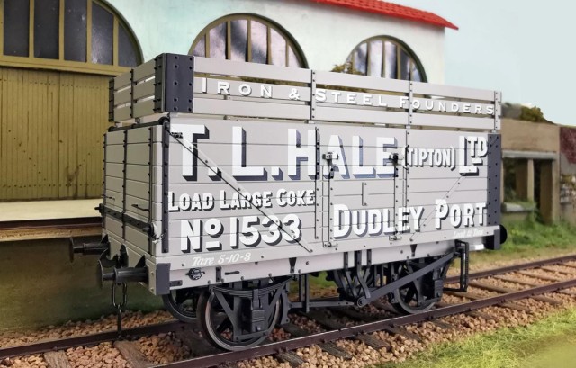 Avant la normalisation de la conception des wagons par le Railway Clearing House (RCH) en 1923, de nombreuses variantes étaient disponibles, selon le constructeur et la région. En effet, la normalisation des wagons n'a pas été universellement adoptée et a pris de nombreuses années à être acceptée. à cette époque, les variations étaient courantes et fonctionnaient côte à côte avec la conception standard.<br />Beaucoup étaient des propriétés privées et ont continué à être utilisés après la nationalisation jusque dans les années 1960.
