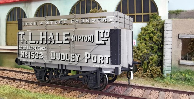 Maintenant c'est Patrick SMAGGHE et son goût prononcé pour le matériel de nos voisins britanniques...<br />Ce sont des wagons de marque Lionsheart Trains (marque absorbée par Dapol).<br />Le wagon était principalement un wagon à charbon, transportant les formes de charbon les moins denses (coke, etc.). Sa hauteur supplémentaire lui permettait de transporter sa pleine capacité de 12 tonnes. Pour faciliter le déchargement et le chargement, ils avaient une porte de chaque côté et pouvaient être basculés à partir de la porte d'extrémité ouvrante.