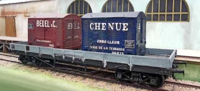 J’avais une épave de plat à ranchers Guillermet. Les ranchers étant absents, j’ai commencé par éliminer les supports, et ai construit les flancs du wagon ainsi que les battants d’ouverture en carton. Les cornières sont en papier contrecollé sur les flancs, et les tampons et attelages ajoutés.